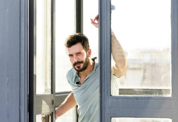 Турскот актер кој го знаете од „Вљубениот ерген“ денес е како друг човек и тешко дека би го познале (фото)