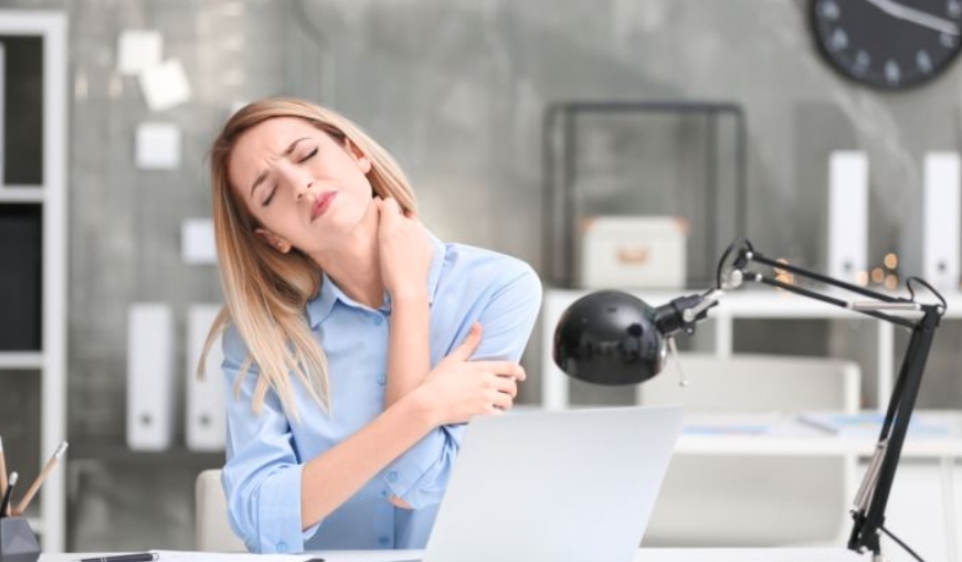 Вежби за сите оние кои работат на компјутер: Опуштете ги рамената и ослободете се од болките во вратот