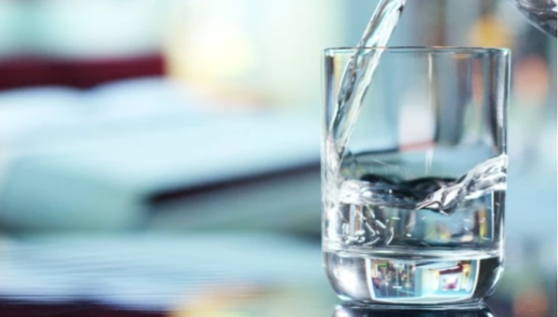 Опасно по здравјето! Никогаш не пијте вода што стоела во чаша цела ноќ – еве што внесувате во вашето тело