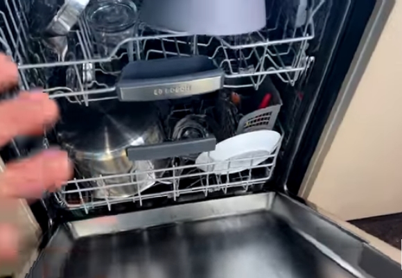 Како правилно да ги наредиме чиниите во машината за миење садови?
