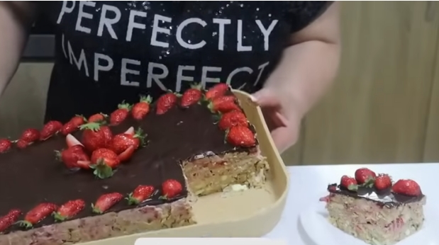 Велигденска торта готова за 15-на минути: Овошна, сочна, богата и полна со фил – без печење