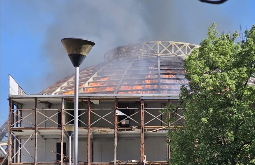 Тажна слика среде Скопје: Пожар ја “проголта“ Универзална сала (видео)