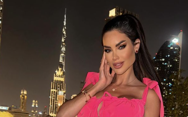 Победничката на „Задруга“ го прослави роденденот во Дубаи: Околу неа маскирани момчиња, огномет, шампањ, a таа блеска во бел фустан (видео)