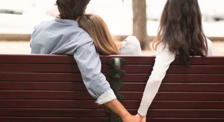 Дали е нормално да се заљубите во повеќе од една личност истовремено?