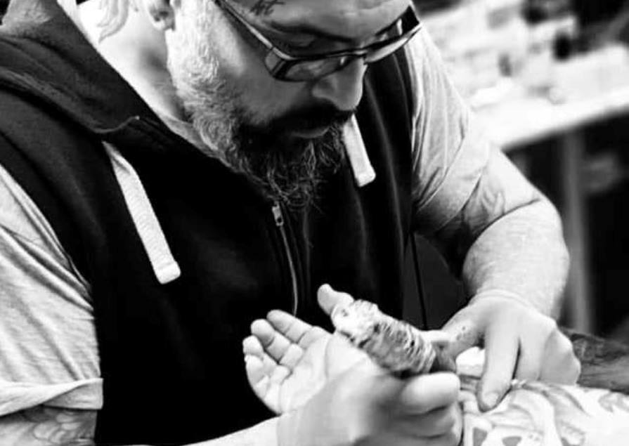 Позната Македонка отишла да се тетовира и пирса, ама не сакала да плати – на тату-мајсторот требало да му е чест „ѕвездата“ да ја работи гратис?!