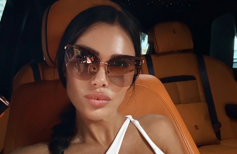 Станија не го крие задникот: Старлетата заборави на гаќички и градник