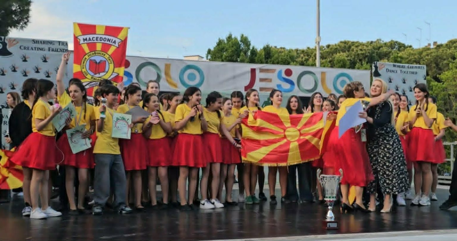 Македонската песна триумфираше во Европа: Хорот на ОУ „Кузман ...