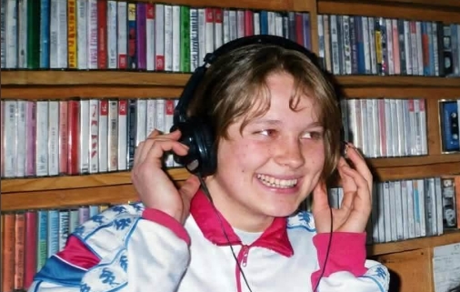 Не би ја препознала ни родената мајка: Денес е наша позната ТВ водителка, а вака изгледала пред 30 и кусур години во локалното радио во нејзиното родно место